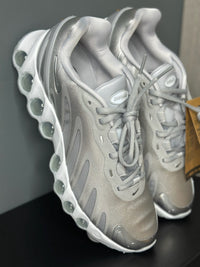 Nike AIR MAX DN8 PLATEADOS