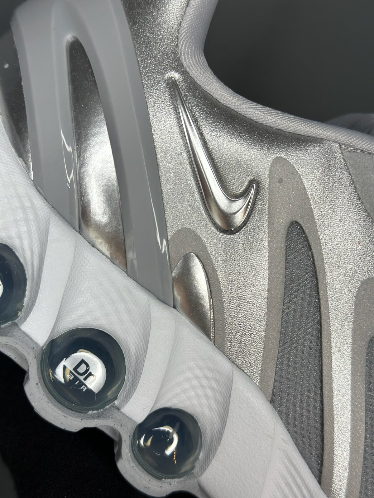 Nike AIR MAX DN8 PLATEADOS