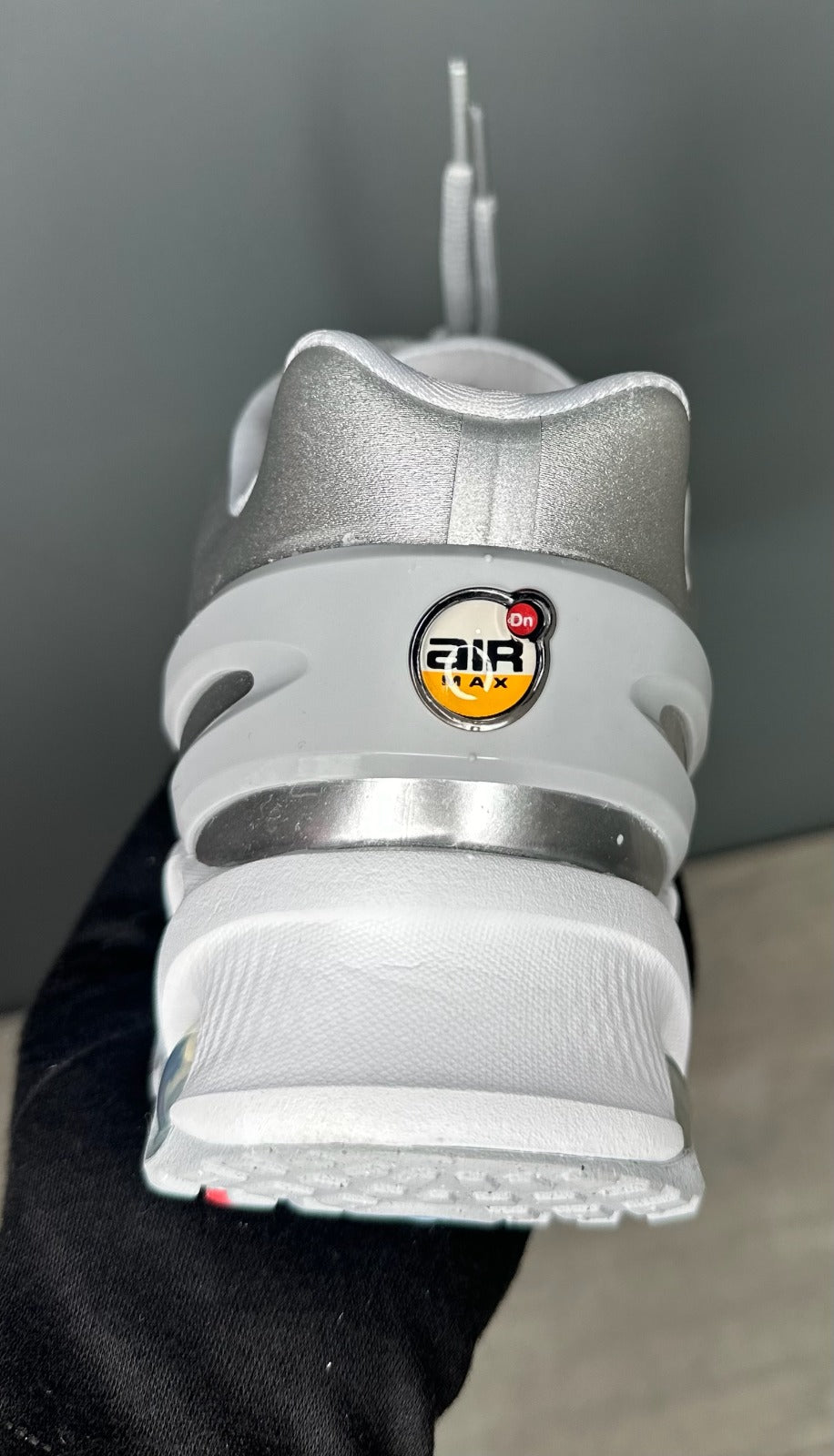 Nike AIR MAX DN8 PLATEADOS